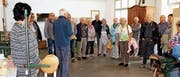 Andreas Eggenberger spricht über die Geschichte der Grabser Handstickerei. (Bild: PD)