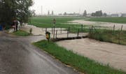 Ein solches Bild wie im Juni 2015 soll es nicht mehr geben: Die Brücke wird ersetzt und erhöht. Auch die Bachstrasse wird angehoben. (Bild: PD)