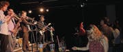 Ska, Funk und Rocksteady mitgebracht: Kalles Kaviar aus Basel versetzte das fabriggli in Tanzlaune. (Bild: Mengia Albertin)