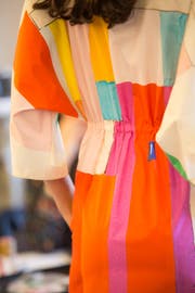 Kunstdruck auf edelster Schweizer Popeline: Am Kleid arbeiten nur Spezialisten. (Bild: pd)