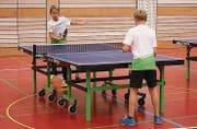 Beim Tischtennis ging es zu Beginn vor allem darum, sich den Ball hin und her zu spielen.