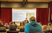 Studentinnen und Studenten der Pädagogischen Hochschule erfahren den historischen Kontext ihrer Rollen. (Bild: Jil Lohse)