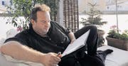 Florian Rexter vertieft sich auf dem Balkon seiner neuen Wohnung in ein Textbuch. (Bild: Rita Kohn)