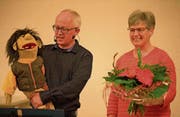 Bauchredner Stefan Schulze und Timi überreichen Theres Pfister einen Strauss für ihr 15-jähriges Arbeitsjubiläum bei der Spitex. (Bild: Andreas Taverner)