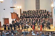 Die Aufführenden nehmen am Ende des Konzerts einen langen Beifall entgegen. (Bild: PD/Christof Lampart)