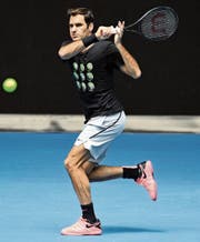 Roger Federer während einer Trainingseinheit in Melbourne. (Bild: Julian Smith/EPA)