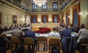 Der Gemeinderat debattiert im Grossen Bürgersaal über das Budget 2017. (Bild: Andrea Stalder)
