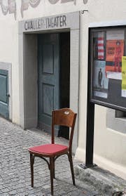 Das Chällertheater im Baronenhaus setzt mit roten Kissen aus Wiler Filz neue farbliche Akzente. (Bild: Ursula Ammann)