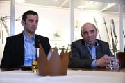 SVP-Ortsparteipräsident Felix Würth und SVP-Stadtrat Stefan Koster, der Stadtpräsident von Amriswil werden möchte, bei der Nomination im Schloss Hagenwil. (Bild: Manuel Nagel)
