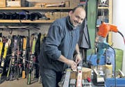 Sascha Edelmann, Lehrer an der Heilpädagogischen Schule in Flawil, kümmert sich im «Skikeller» um das Sportmaterial der Schule. (Bild: meg.)