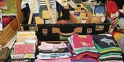 In der Konvikthalle gibt es zum Beispiel Kinder-Shirts zu kaufen. (Bild: pd)