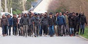 Frustriert und im Stich gelassen: eine Gruppe von Flüchtlingen und Migranten nahe des Fährhafens von Calais. (Bild: Johan Ben Azzouz/EPA (1. Februar 2018))