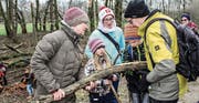 Biberwatcherin Manuela Bissegger zeigt Exkursionsteilnehmern Biberspuren. (Bilder: Manuela Olgiati)