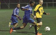 Kameradschaftlich und sportlich: Asylsuchende spielen gegen das Team Alte Zwei des FC Steinach. (Bild: Fritz Heinze)