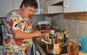 Trudy Strassmann bereitet in ihrer Küche in Mosnang jeweils in zwei Pfannen Sirup zu. (Bild: Adi Lippuner)