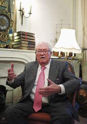 Fühlt sich noch immer als Präsident des Front National: Jean-Marie Le Pen in seiner Villa in Paris. (Bild: Thibault Camus/AP)