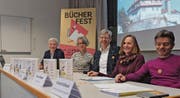 Die OK-Mitglieder Bernhard Bertelmann, Marianne Sax, Eliane Wenger und Christof Stillhard mit Stadtpräsident Anders Stokholm (Mitte). Im Hintergrund das Bücherfest-Plakat, gestaltet von Rina Jost. (Bild: Stefan Hilzinger)