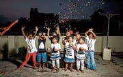 Die elfjährige Esther (ganz links) und andere Waisenkinder mit Verkleidung, Seifenblasen und Partyknallern auf der Dachterrasse des Anna Confidance Home in Bangalore. (Bild: PD)