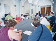 Mitglieder der Gruppe Mitsprache Thurgau und weitere Selbstvertreter aus dem Bodenseeraum nahmen an der Übergabe teil. (Bild: Andrea Stalder)