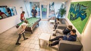 Blick in den Teenie-Raum: Arche-Leiter Mathias Wegmüller spielt mit den Jugendlichen Billard. (Bild: Reto Martin)