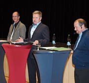 Die Kandidaten Roland Fischer, Ruedi Herzig und Paul König stehen den Bürgerinnen und Bürgern Red und Antwort. (Bild: asz)