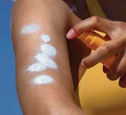 Auch in Sonnencrèmes sind Nanopartikel drin, in Form von Titandioxid. Die Crème hält so länger. (Bild: fotolia)