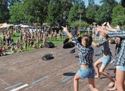 «Hände hoch»: Der Nachwuchs der turnenden Vereine Münchwilen führt einen Wildwest-Tanz auf. (Bild: Christoph Heer)