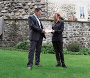 Stadtschreiber Ralph Limoncelli nimmt die Petition von David Nägeli, OK-Mitglied von Out in the Green Garden, entgegen. (Bild: Samuel Koch)