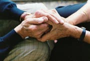 Manche lesbische Frauen geben ihre Partnerin im Heim aus Angst als gute Freundin aus. (Bild: Anna Moller/Getty)