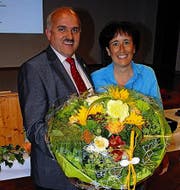 Strahlende Gesichter: Ruedi Zbinden wird von Kantonalsekretärin Yvonne Melone mit Blumen beglückwünscht. (Bild: pd)