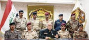 Iraks Premier Haider al-Abadi (Mitte erste Reihe) verkündet umgeben von seinen Generälen den Beginn der Offensive gegen den IS in Mossul. (Bild: EPA (Bagdad, 17. Oktober 2016))