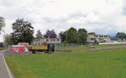 Bauarbeiten ausgebremst: Noch konnte der Bauplatz beim Landwirtschaftlichen Zentrum in Salez nicht abhumusiert werden. (Bild: Corinne Hanselmann)