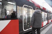 Ein Fahrgast steigt in Wil in die Frauenfeld-Wil-Bahn ein. Drinnen muss er trotz warmer Jacke nicht schwitzen; die Temperatur beträgt 21 Grad. (Bild: Tim Frei)