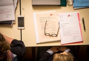 Der Gemeinderat Frauenfeld debattiert im Grossen Bürgersaal des Rathauses über das Budget 2018. (Bild: Reto Martin)