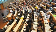 Beliebte HSG: Die St.Galler Bildungsinstitution zieht immer mehr junge Leute an. (Bild: Archiv/Hannes Thalmann)