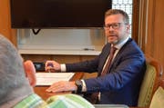 Thomas Rechsteiner präsentiert die Rechnung 2017. Der Bildschirm im Standeskommissionzimmer bleibt schwarz. Dasselbe gilt für die Zahlen. (Bild: Roger Fuchs)