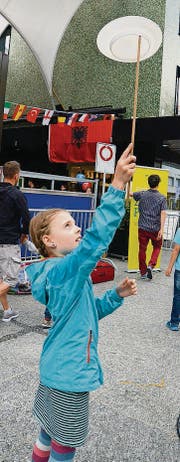 Jonglieren beim Mitmach-Zirkus.