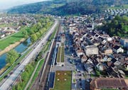 Ein «normaler» Feierabend in Rheineck. Links der stockende Verkehr auf der A1, rechts im Bild die Kolonen, die das «Städtli» beinahe lahmlegen. (Bild: Hardy Buob)