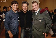 Roger De Win mit Speed-Badminton-Spielern Severin Wirth, Ivo Junker. (Bild: Nana do Carmo / TZ)