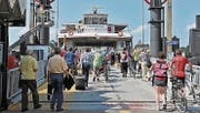 Passagiere gehen in Romanshorn an Bord der Fähre. (Bild: Reto Martin)