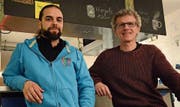 Jonathan Trüeb, Jugendarbeiter, und Andi Marti, Präsident ad interim des Vereins Offene Jugendarbeit Müllheim, im Jugendraum des evangelischen Kirchgemeindehauses. (Bild: Rahel Haag)