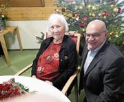 Die Jubilarin Rosa Leumann-Zimmermann und Gemeindepräsident Rolf Züllig an der kleinen Feier. (Bild: PD)