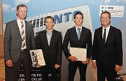 Bernd Huchler überreicht Tobias Weber den SFS-Group-AG-Förderpreis, und Michael Fuchs erhält den Förderpreis der Stadt Buchs von Daniel Gut (von links). (Bild: Reto Neurauter)