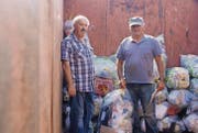 Gemeinderat Willy Hohl und Grubenwart Karl Knechtle sind freudig überrascht: Schon über 20 Säcke hat es in der Mulde. (Bild: Mathias Frei)