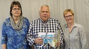 Elisabeth Thurnherr (neue Veteranen-Obfrau), Andy Kaufmann (ehemaliger Obmann), Corinne Bänziger (Präsidentin Musikverein). (Bild: pd)