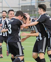 …und jubelt später: Zweiter v. r. Sebastian Schuler, Schütze des 1:1.