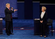 Donald Trump (links) deckt seine Kontrahentin im Kampf um die US-Präsidentschaft in der zweiten TV-Debatte mit Vorwürfen ein. (St.Louis, 9. Oktober 2016) (Bild: Keystone)
