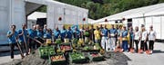 Spatenstich für die Wiga auf dem Buchser Marktplatz: Die Erde und eine Auswahl von Produkten, die aus und auf ihr wachsen, weisen auf das Motto hin. (Bild: Heini Schwendener)