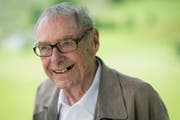 Arthur "Turi" Honegger posiert anlässlich der Verleihung des Menschenrechtspreises der Anna-Göldi-Stiftung, aufgenommen am 13. Juni 2015 in Ennenda. (Bild: GIAN EHRENZELLER (KEYSTONE))