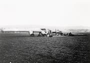 Ein amerikanischer Bomber absolvierte am 18. März 1944 eine Notlandung bei Diessenhofen. Beim Angriff auf Friedrichshafen war er schwer getroffen worden. Nach der Landung setzte die Besatzung das Flugzeug in Brand, bevor die Schweizer Armee zur Stelle war. Zwei Tage zuvor war ein US-Bomber bei Schlatt abgestürzt. (Bild: warbird.ch)